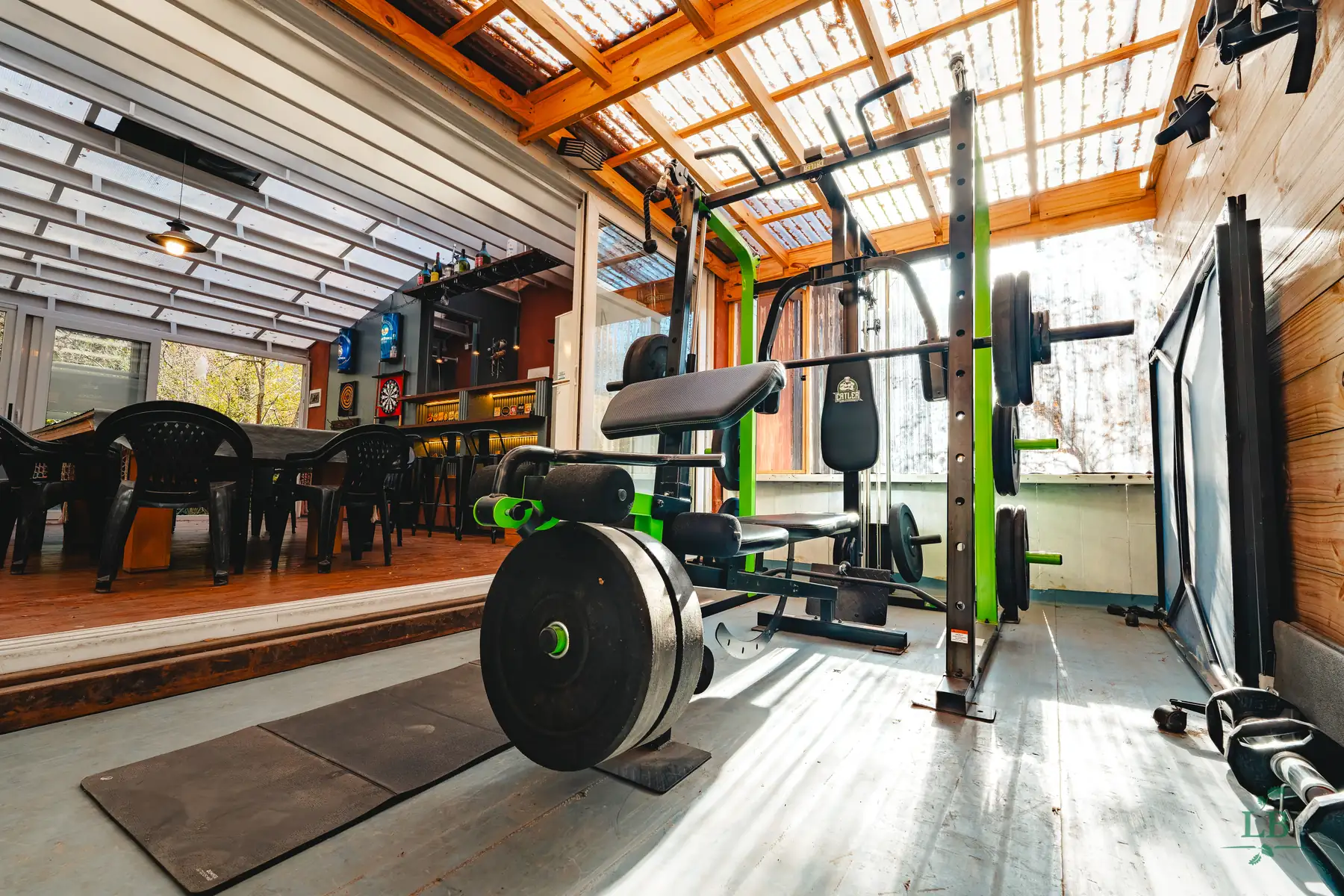 Gimnasio con el quincho de fondo