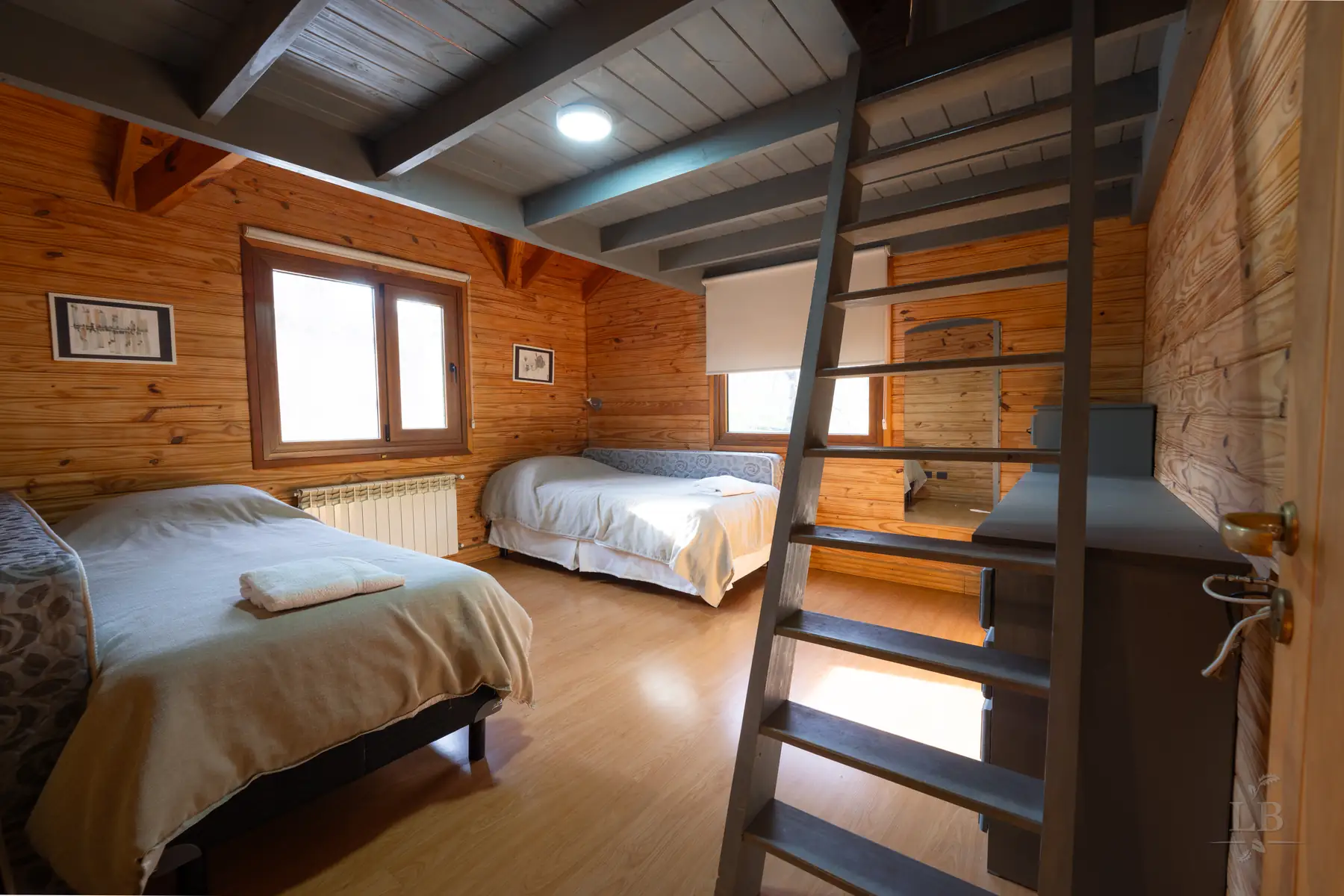 Dormitorio con escalera a altillo