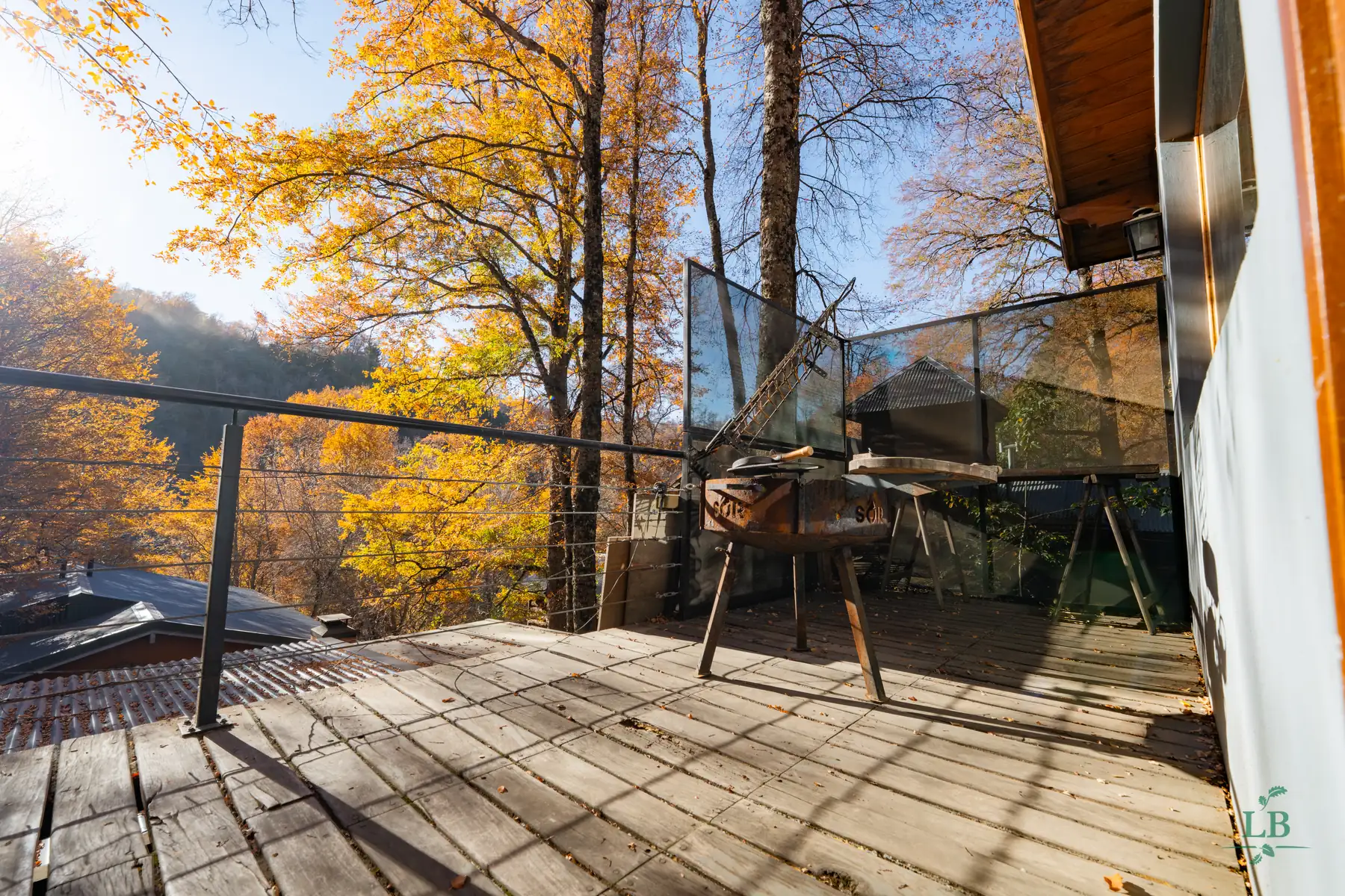 Deck con asador entre los árboles