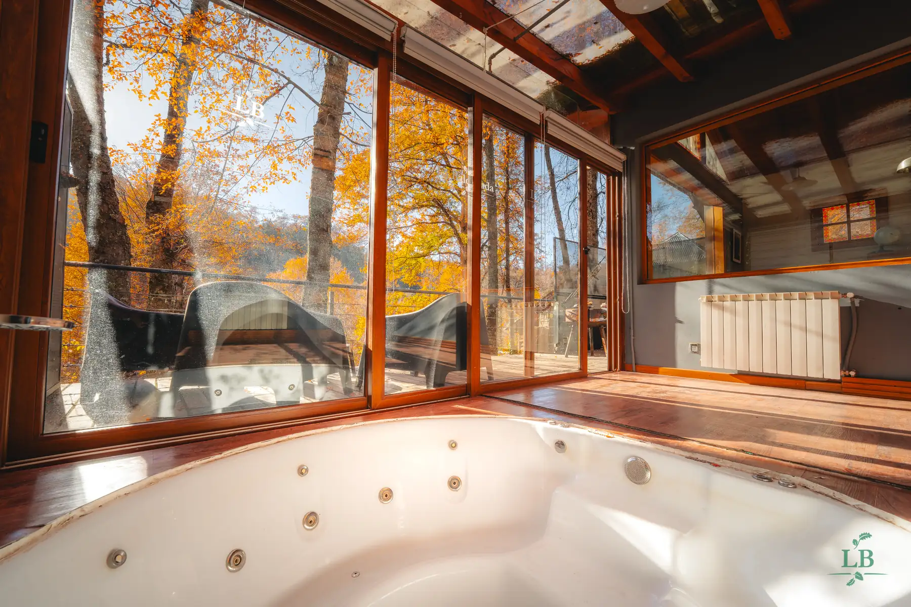 Jacuzzi en el jardín de invierno de la casa