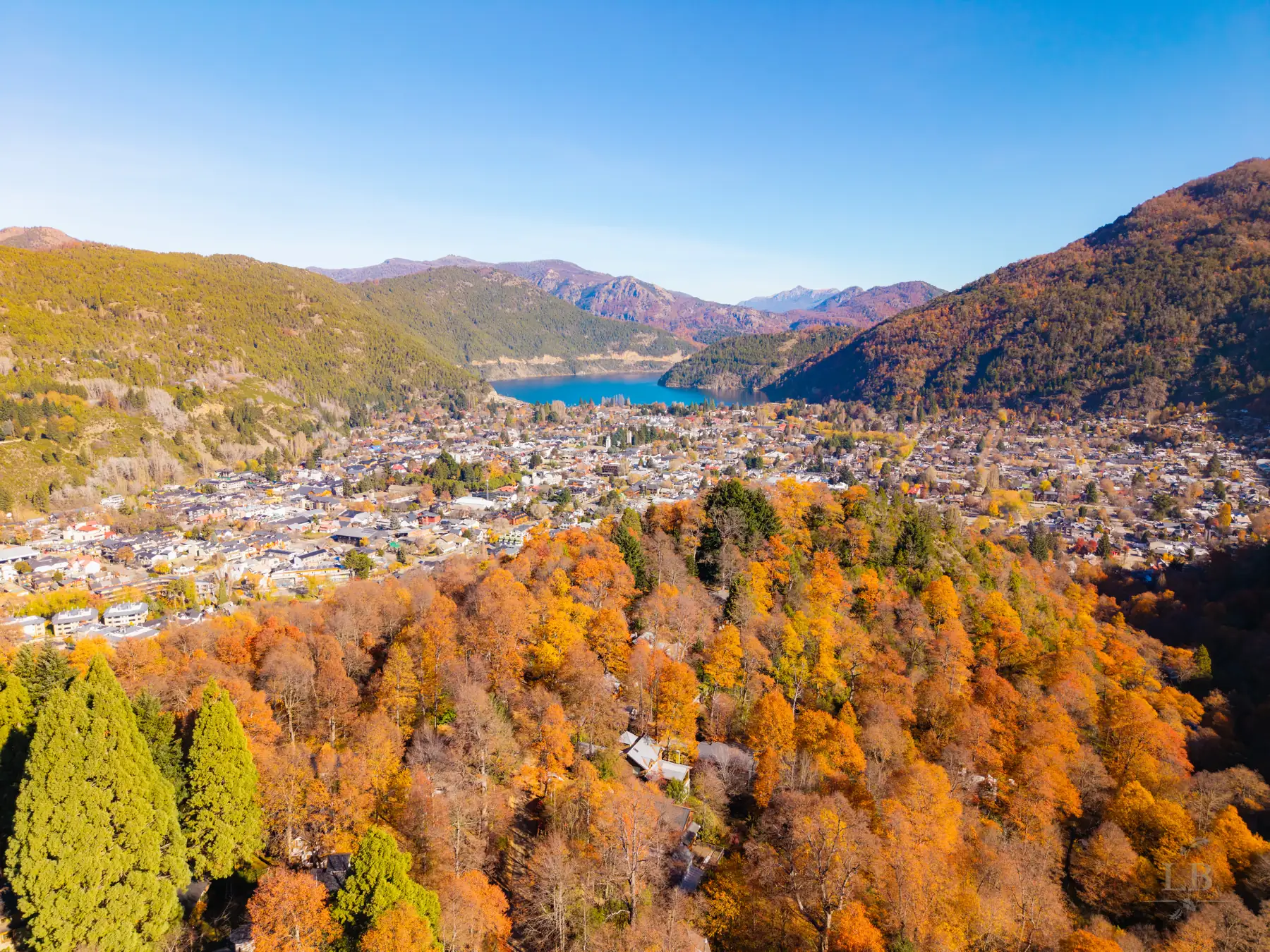 Vista al pueblo y el lago
