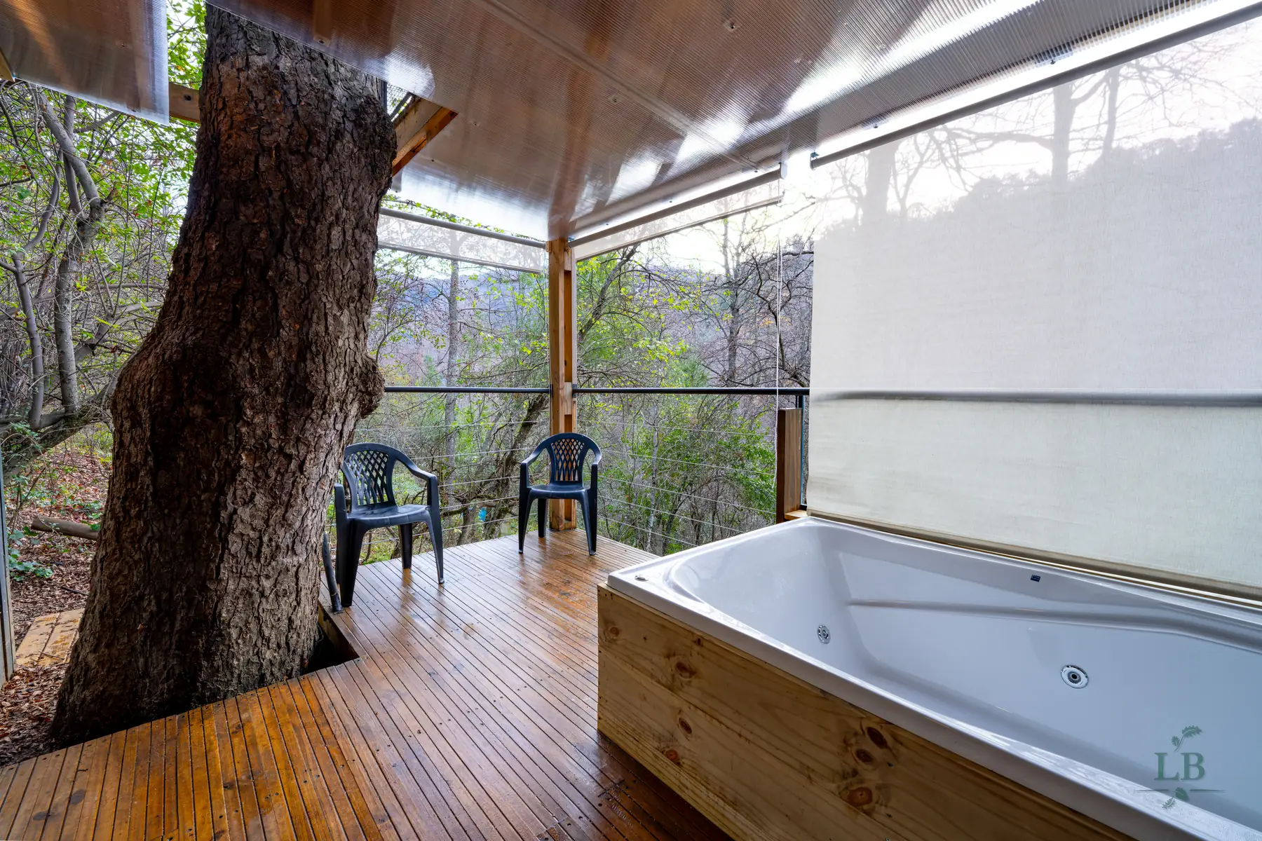 El deck con jacuzzi del departamento para dos