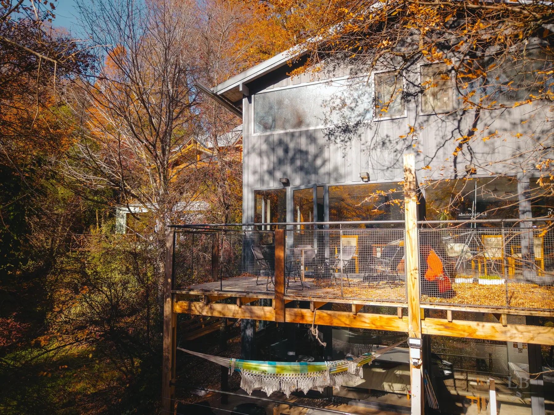 El tríplex de vidrio y madera sobre el bosque