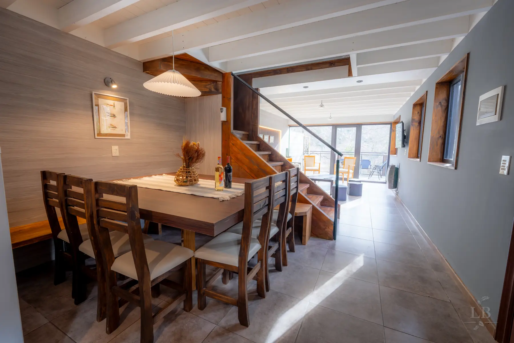 Comedor con escalera interna