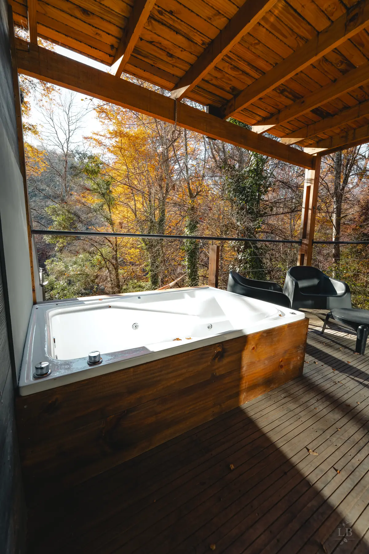 Jacuzzi en el deck con vista al bosque