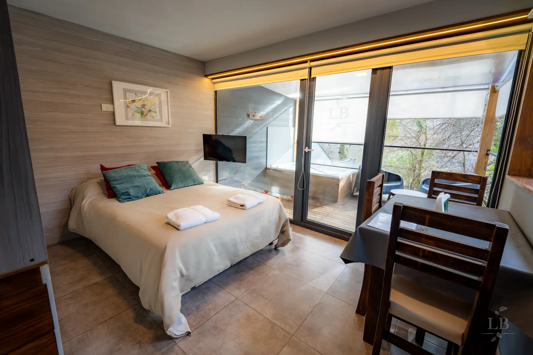 Dormitorio con gran ventanal al bosque