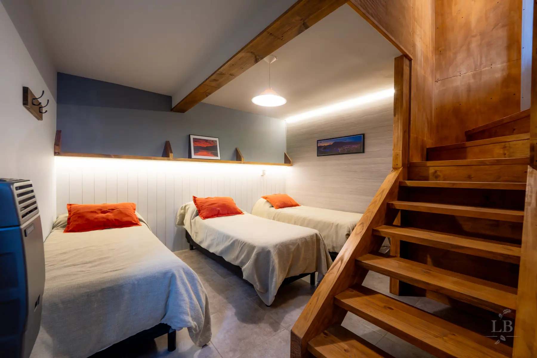 Dormitorio con escalera interna