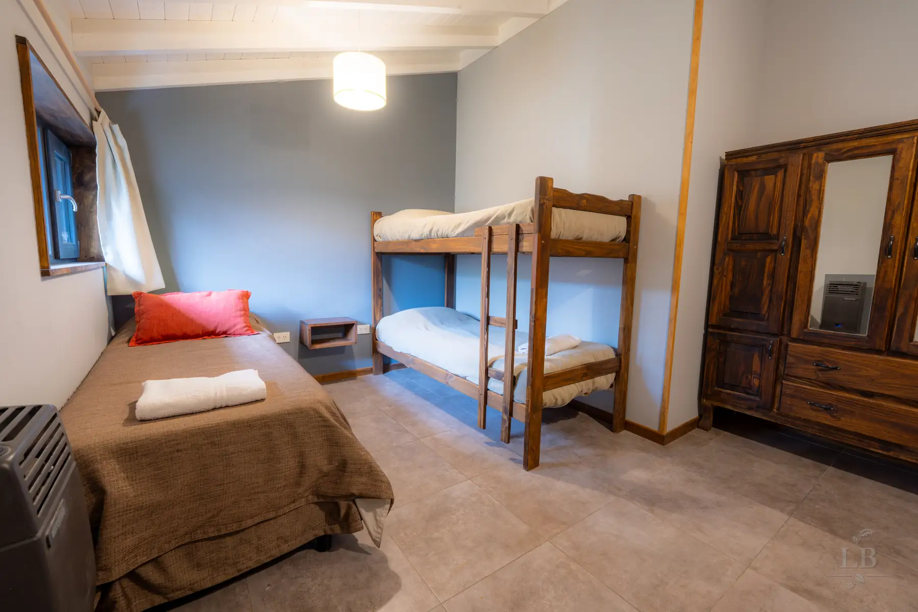 Dormitorio con cuchetas