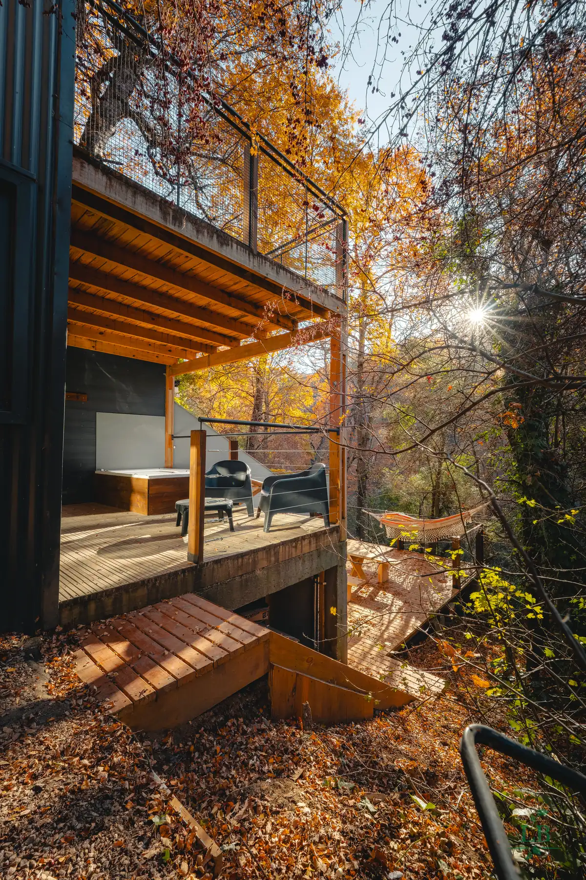 Deck del tríplex entre los árboles en otoño